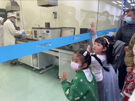 家校社协同育人新实践 树基森林幼儿园春日研学之旅探秘新希望牛奶工厂